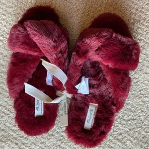 MADEWELL  SUPER SOFT  FAUX FUR INDOOR SLIPPPERS    COLOR: CRIMSON  (6)  **NWT**